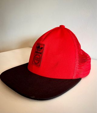 Gorra Adidas Plana Roja y Negra