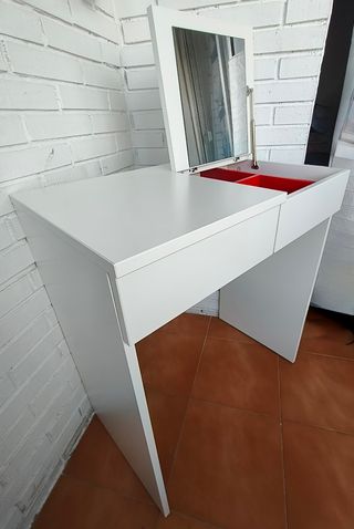 Tocador blanco con espejo y cajones rojos