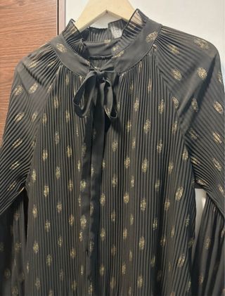 Vestido negro con detalles dorados