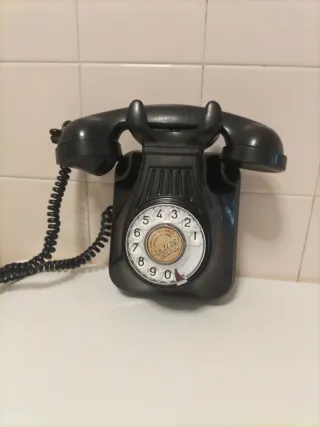 Teléfono antiguo negro