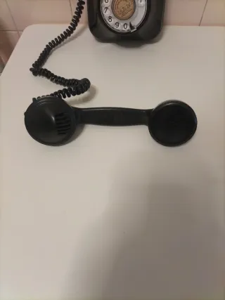 Teléfono antiguo negro