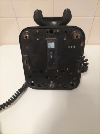 Teléfono antiguo negro