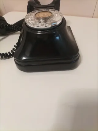 Teléfono antiguo negro