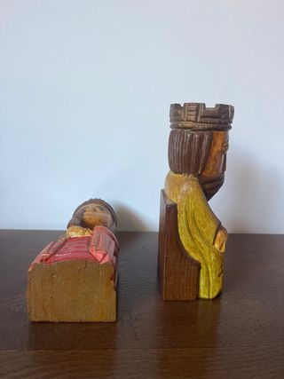 Coppia di supporti per libri con re medievali in legno