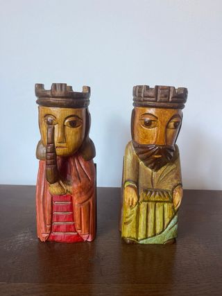 Coppia di supporti per libri con re medievali in legno