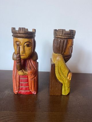 Coppia di supporti per libri con re medievali in legno