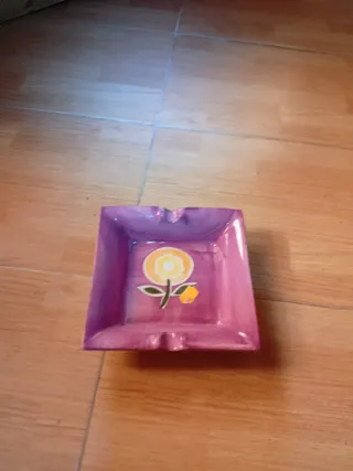Cenicero cuadrado morado con flor
