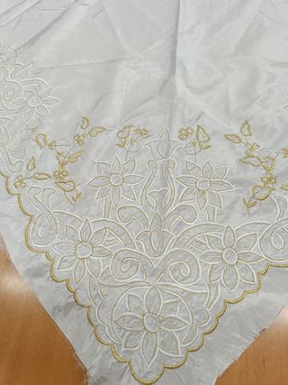 Pico Fallera Seda Salvaje Bordado Oro y Blanco