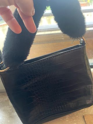 Borsa Bershka nera effetto coccodrillo