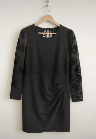 Vestido negro con detalle floral