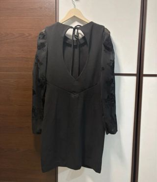 Vestido negro con detalle floral