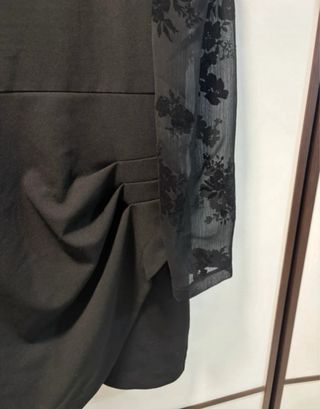 Vestido negro con detalle floral