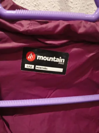 Plumífero Mountain morado con capucha