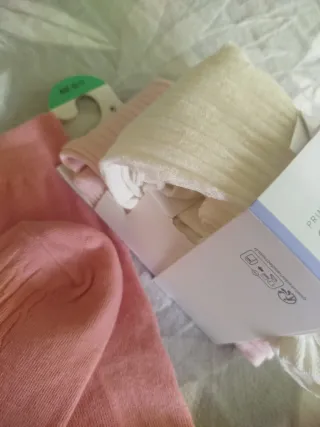 Leotardos infantiles rosas y blancos