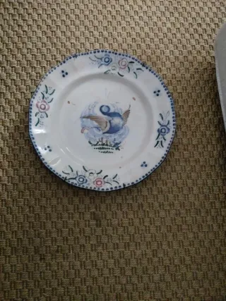 Plato de cerámica antiguo decorado con ave