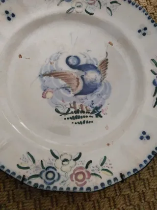 Plato de cerámica antiguo decorado con ave