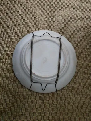 Plato de cerámica antiguo decorado con ave