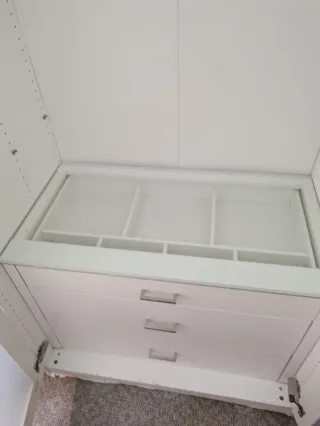 Armario blanco con puertas de cristal