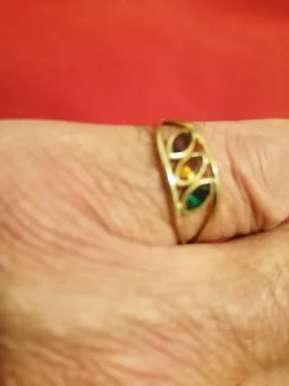 Sortija bañada en oro con piedras de colores