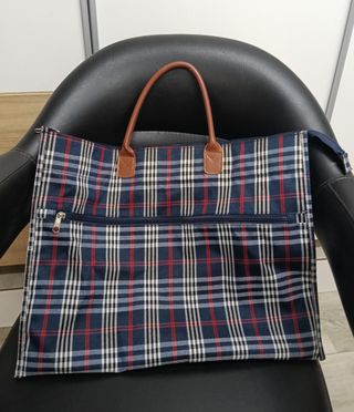 Bolso de mano a cuadros azul y rojo