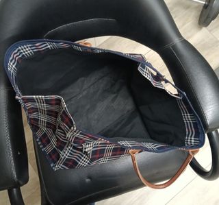 Bolso de mano a cuadros azul y rojo