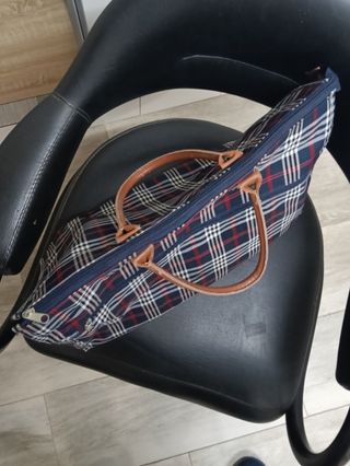 Bolso de mano a cuadros azul y rojo