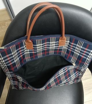 Bolso de mano a cuadros azul y rojo