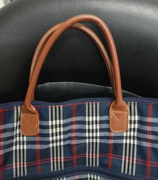 Bolso de mano a cuadros azul y rojo