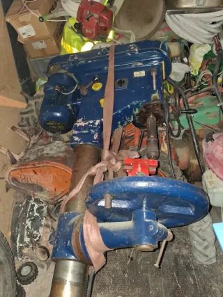 Taladro de columna azul