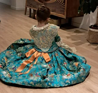 Traje de Fallera con detalles dorados