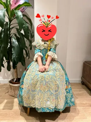 Traje de Fallera con detalles dorados