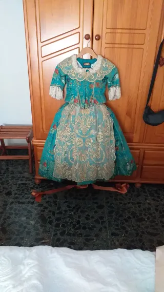 Traje de Fallera con detalles dorados