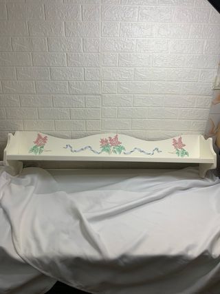 Estantería de madera decorada