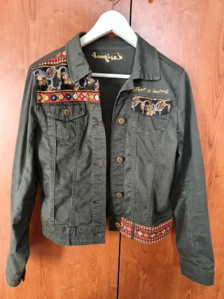 Chaqueta Desigual verde bordada