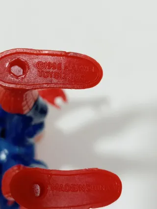 Figura Spiderman con imanes en zapatos