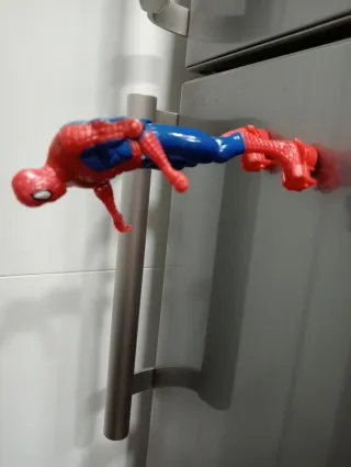 Figura Spiderman con imanes en zapatos