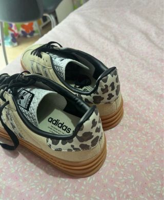 Tênis Adidas Gazelle bege e multicolor