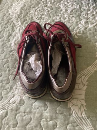 Zapatos de cordones rojos y plateados