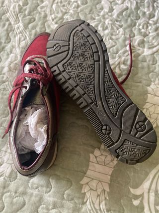 Zapatos de cordones rojos y plateados