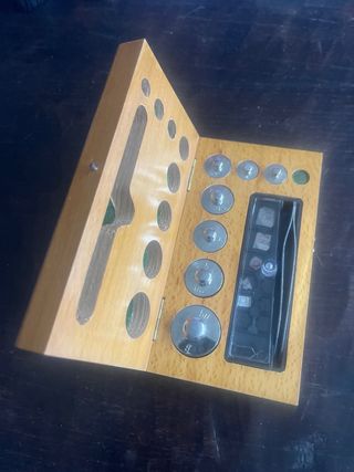 Juego de pesas en caja de madera