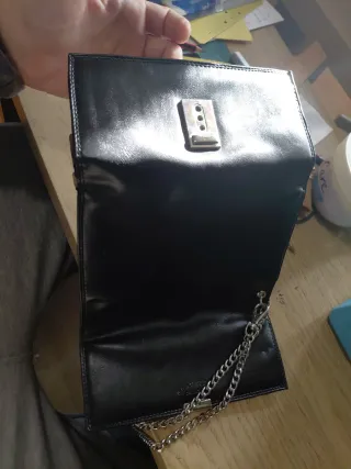 Portafoglio in pelle nera con catena