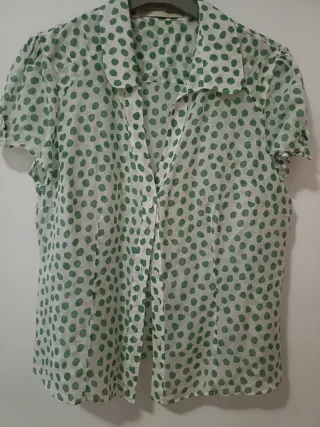 Blusa de lunares blanca y verde