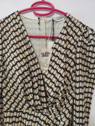 Vestido drapeado beige y negro