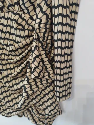 Vestido drapeado beige y negro