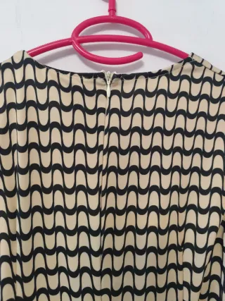 Vestido drapeado beige y negro