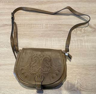 Bolso bandolera de piel con diseño calado