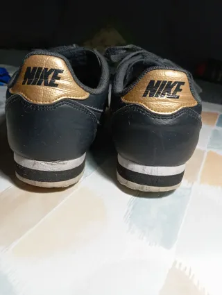 Zapatillas Nike Cortez Negras y Doradas