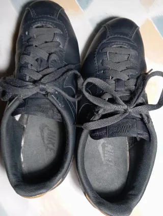 Zapatillas Nike Cortez Negras y Doradas