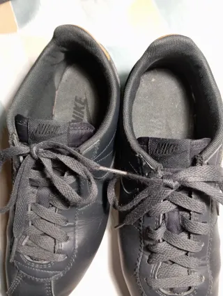 Zapatillas Nike Cortez Negras y Doradas