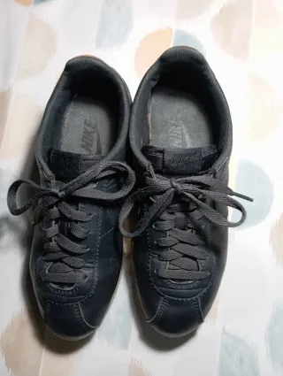 Zapatillas Nike Cortez Negras y Doradas